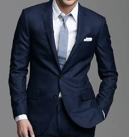 西裝只扣一?？圩?/></p><p>&nbsp; &nbsp; &nbsp; 單排一扣一，一般休閑西裝比較多，個(gè)別會(huì)用于禮服西裝，比較適合身材比較好的朋友，矮小體型的還可以拉長身型。</p><p>&nbsp; &nbsp; &nbsp; 單排二扣一，相對(duì)適用的場(chǎng)合比較多，也是非常經(jīng)典的扣型，第一次定制西服的紅薯寶寶比較推薦。</p><p>&nbsp; &nbsp; &nbsp; 單排三扣一，最上方一例扣，一般為裝飾扣，意式西服采用較多。</p><p>&nbsp; &nbsp; &nbsp; 為什么西裝的最后一顆扣子為什么不要扣為什么西裝最后一顆扣子不扣，關(guān)于這個(gè)禮儀故事的傳說有很多種，有人說這起源于20世紀(jì)初的英國國王愛德華七世。他的體型偏胖，穿著正裝時(shí)最后的扣子實(shí)在系不上，尤其是盡情用餐后的開懷大笑總會(huì)崩掉扣子，于是他決定不系，既舒服又美觀。當(dāng)時(shí)很多老百姓看到國王這樣很是與眾不同，也就學(xué)著那樣不系最后一顆扣子，這個(gè)禮儀習(xí)慣也延續(xù)至今。還有人說是因?yàn)槲餮b禮儀成型于16世紀(jì)，那時(shí)的男人還是利用馬駒當(dāng)作交通工具。穿”下裝系上所有扣子會(huì)很拘謹(jǐn)，不方便起碼也容易將下擺崩開，干脆就不系最下面那顆了。久而久之人們發(fā)現(xiàn)這樣也很美觀，于是將它作為習(xí)慣與傳統(tǒng)延續(xù)至今。</p><p><br/></p></div>

<!--點(diǎn)贊開始-->
<div   class=